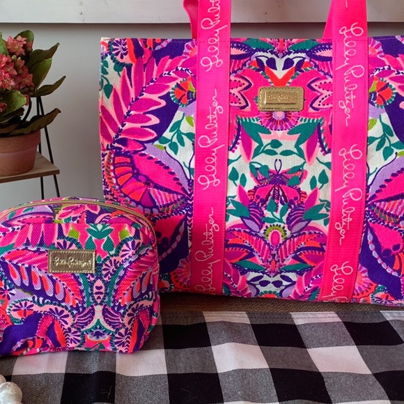 Lilly Pulitzer 2pc. Tote/Cosmetics case in "Resort White "Shes Too Fly" NWT - Picture 2 of 12